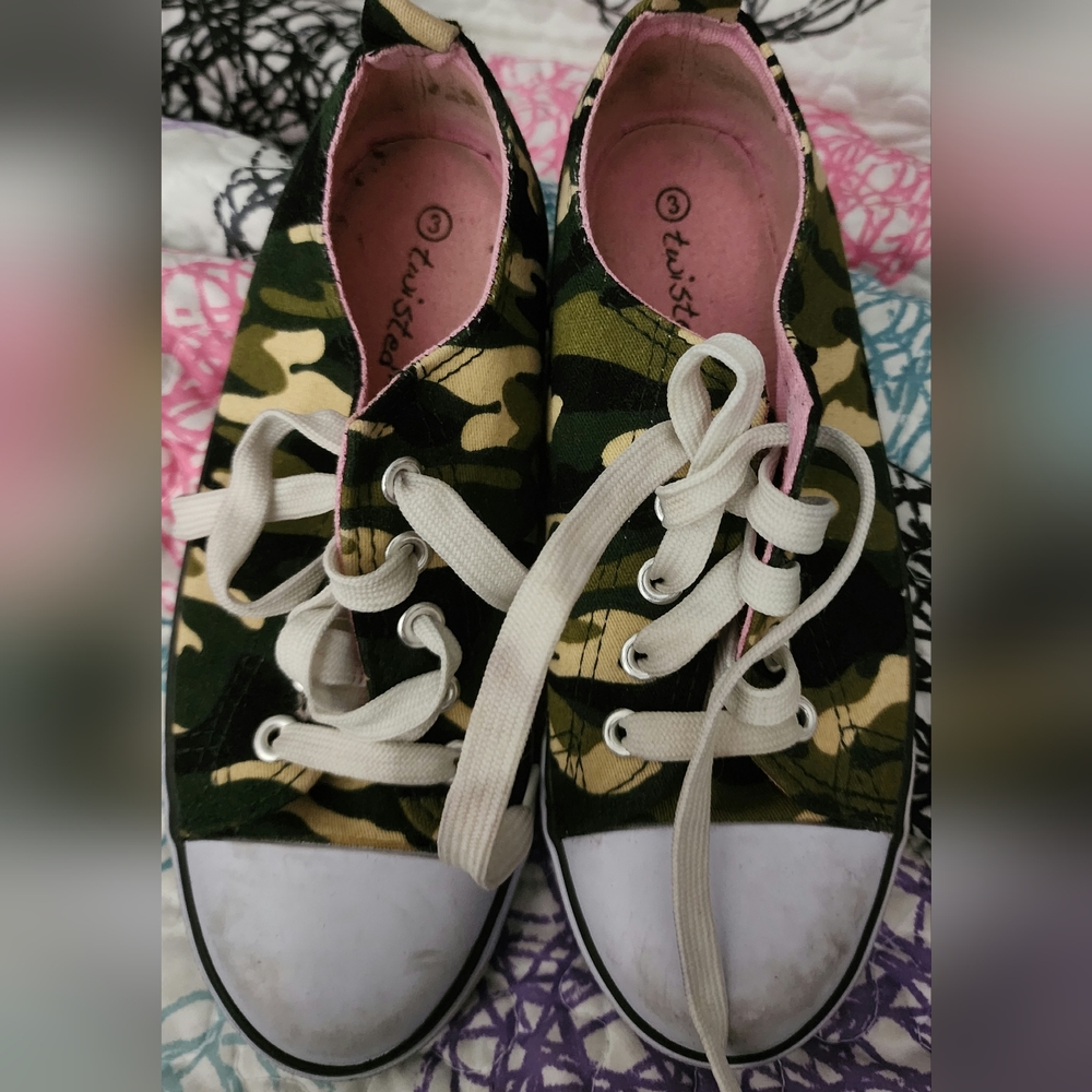 "Converse" like camo kids shoes